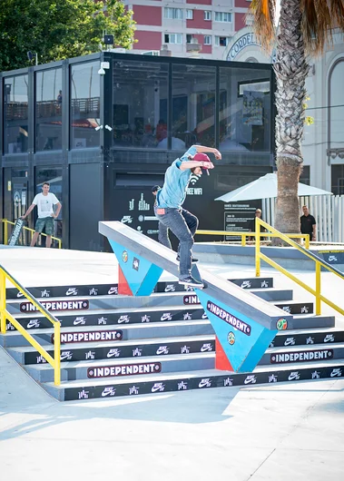 <!--dabarcy-quals-->

Diego Suanes kicks-off The Independent Best Trick Contest with a Barley Grind down the Hubba.
