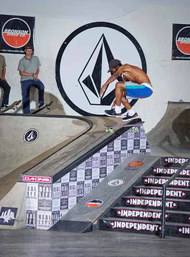 <!--dacm16-quals-->

Jonathan Henderson pops the shirt off then pops a Hardflip.