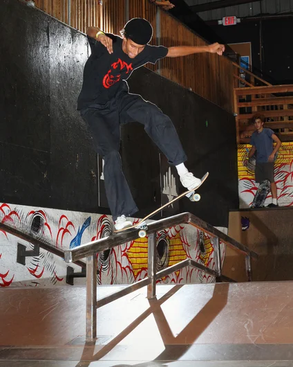 <!--hj18-->

Malique Simpson : Gap Noseblunt
