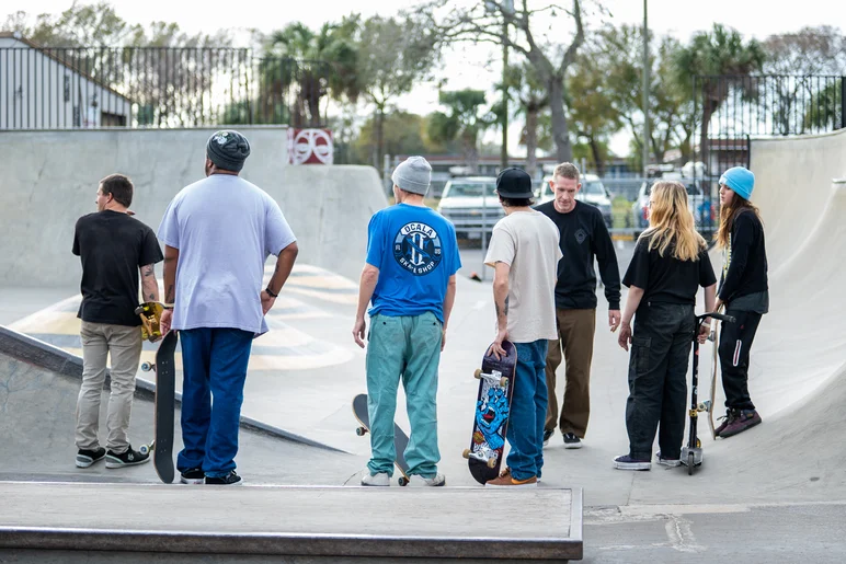 I got a new lens so I was testing it out in the courtyard. Here are some under 30 skaters standing out in the concrete course

<!--oldmanbowljam23-->