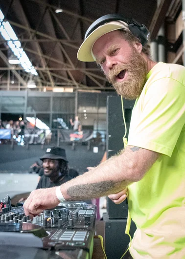 DJ Redbeard keeps their heads boppin’ with some mind altering beats!!

<!--damnambreda22qualifiersphotos-->