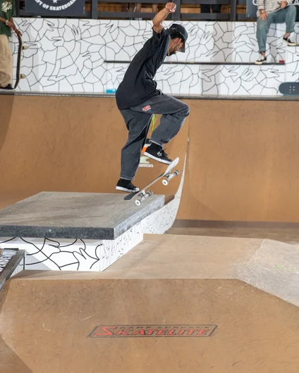 Another fine example of Maurio kickflipping into everything. Kickflip crook this time around.

<!--tampapro22fridaypractice-->