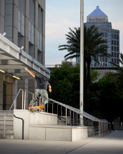 <!--silotoa-->

Sam Bellipanni : Back 180 Nosegrind