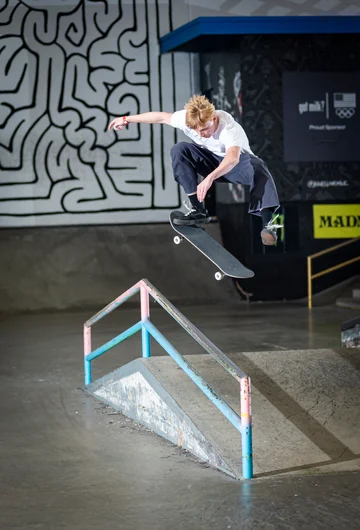 Roman is back again, and hardly gets onto this Kickflip Front Lip.

<!--damnamla22finals-->