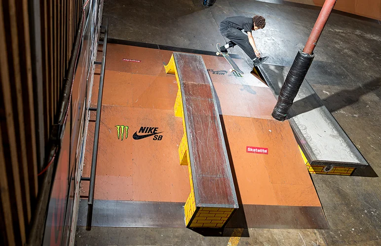 <!--am17friday-->

Hi-Yah!!  Zach Allen kicks the shit out of a One-Footer.