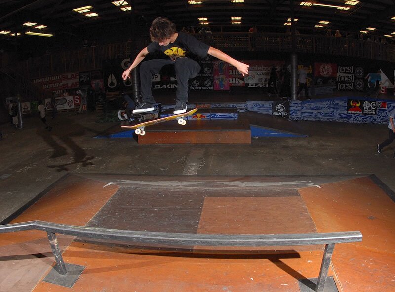 Kniblet catching a big-ass kickflip