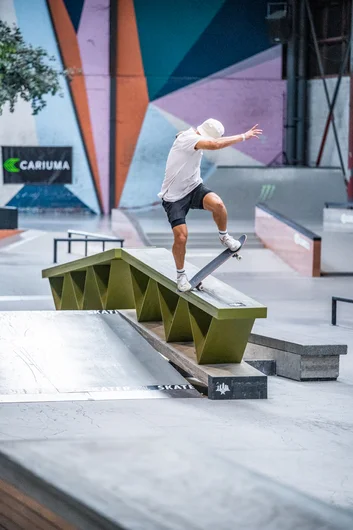 Douwe brings a front noseblunt to the hubba mix

<!--damnamnetherlandsday3-->