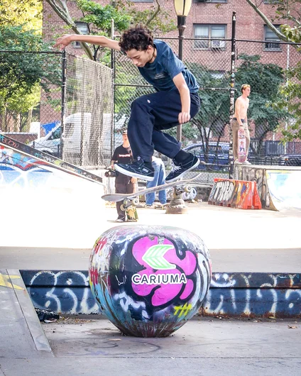 Jullo Quaglia with a late shuv over an apple in the big apple.


<!--damnamnyc23-day1-->