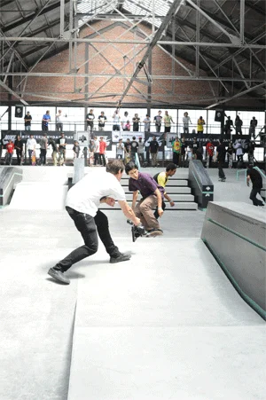 Trevor Colden - backside noseblunt slide.<!-- Damn Am Los Angeles 2013 Qualifiers -->