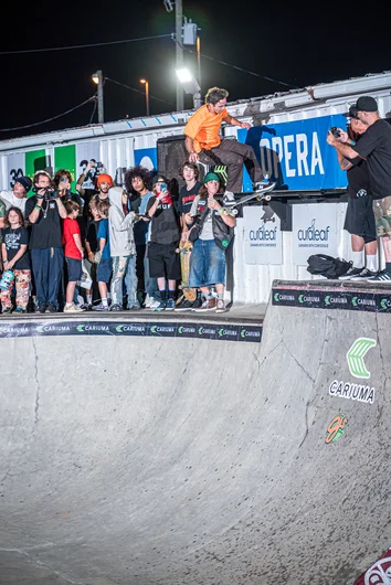 The talented Skyler King joins in on the wall jam party and adds a front tail to the mix.

<!--prolegendsvertjam2023-->