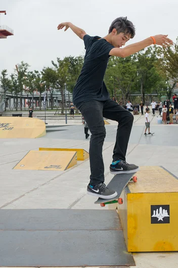 <!-- damnamshanghai2 -->

We made it back to the contest to start the Pro division. Wang Di took 2nd the day before in the Am division and also snuck a smith grind in before the Pros took over. 
