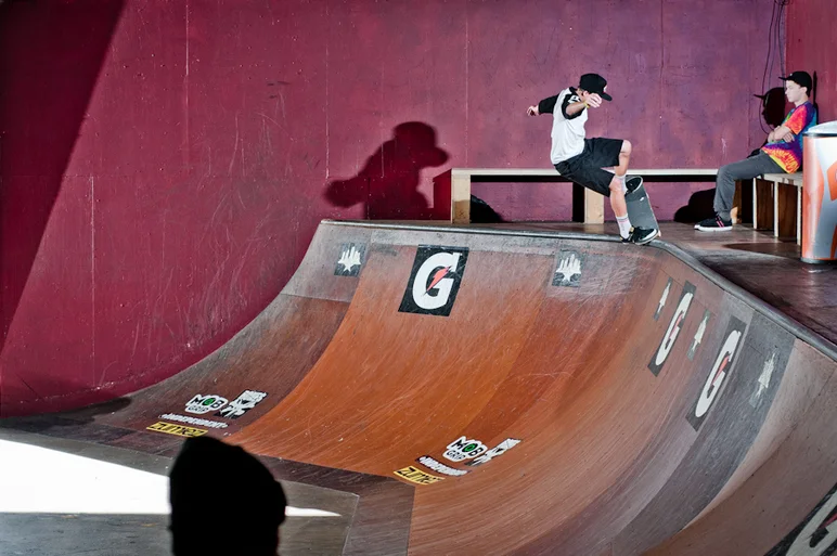 <!--ta14-sd-->

Nick Wallace with a high speed nosegrind around the corner.