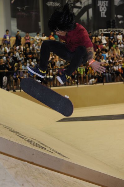 Damn Am Shanghai: Li Zhi Xin - backside flip