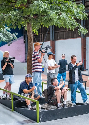 Lot of friends in the crowd filming. Tim Koster the main man in the stripes filming an edit for Flatspot Mag


<!--damnamnetherlandsday2besttrick-->