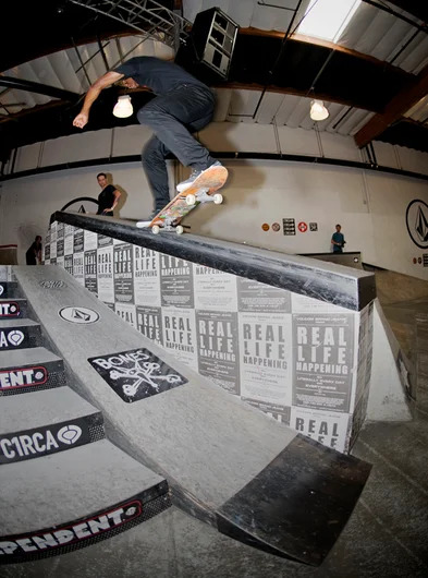 <!--cm153-->

Past Damn Am winner Dashawn Jordan gets his BS 180 Nosegrind down the Hubs.
