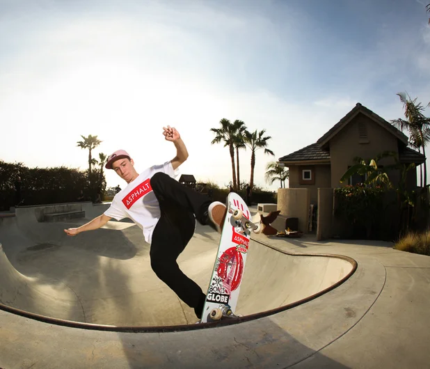 <!--ayctwshawk-->


Paul Hart, frontside pivot to fakie.