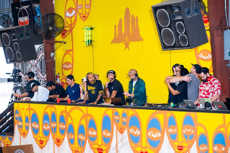 Sam sandwich at the judges stand
<!--TampaAm21Finals-->