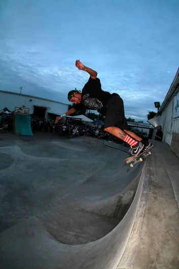 <!--ta14-fn-->

After the Qualifiers were over and the booze started flowing, it was time to party. There was a ripping session going on out in the Concrete Course.  Here's Robert Clark with an alley oop crook.