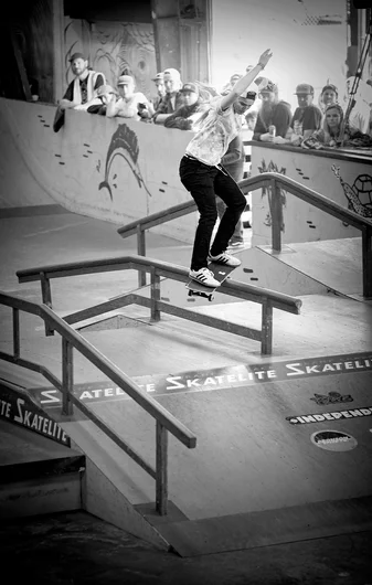 <!--pro20womenquals-->

Florida Local, Meagan Guy Feebles the bump to bar.
