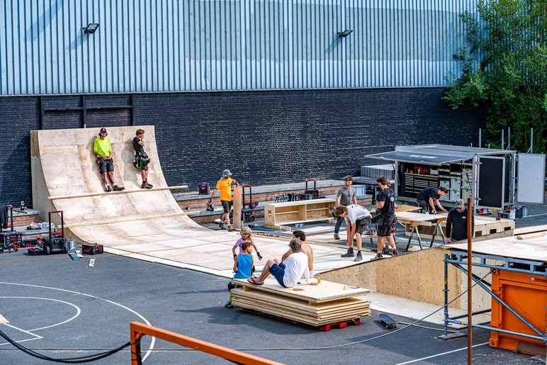 We caught the Nine Yards crew building some stuff outside. You'll have to find out what it was in the Pier Parade coverage!

<!--damnamnetherlandsday2qualifiers-->