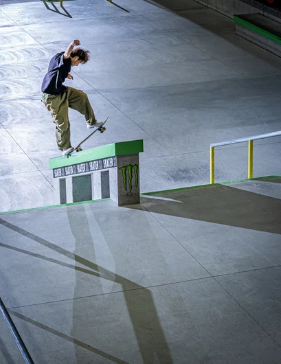 Takumi with the signature front bluntslide down the hubba. That thing is locked and loaded with steeze

<!--damnamjapan2023mensfinals-->