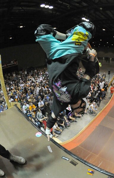 Damn, how can Mark Lake still do tuck knee inverts