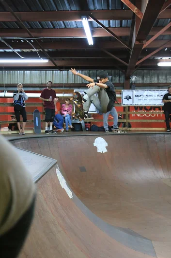 <!-- ombowljam14 -->

Ollie has one crazy FS air over the hip, straight floater.