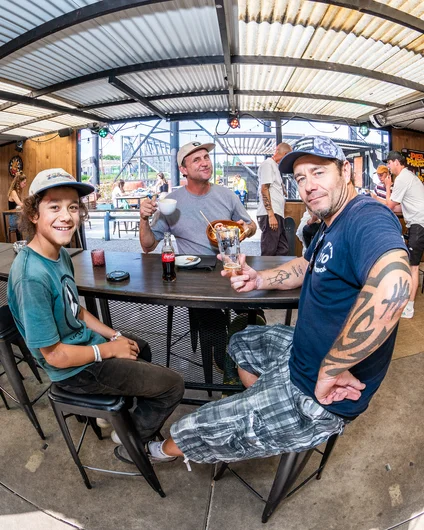 Caught Julian and his dad in the courtyard having a coffee with Brian

<!--damnamnetherlandsday2qualifiers-->