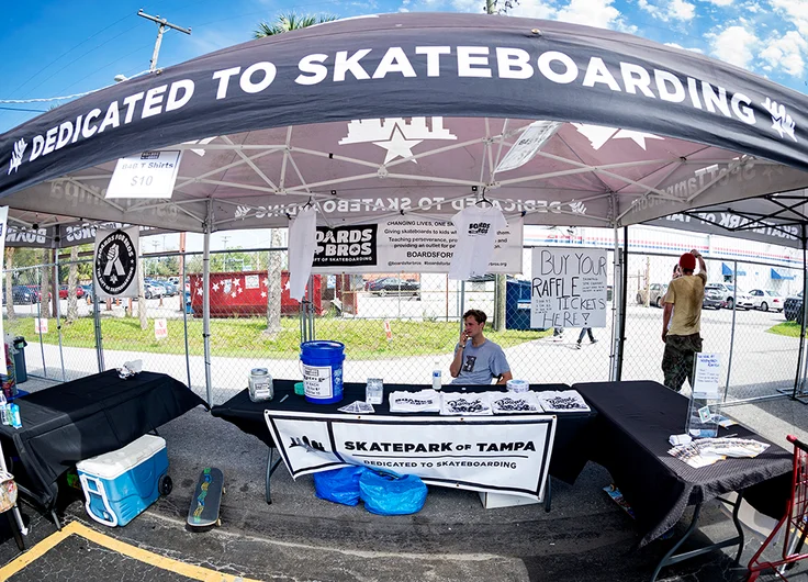 <!--pro19practice-->

Sebo Walker holds down the SPoT tent.