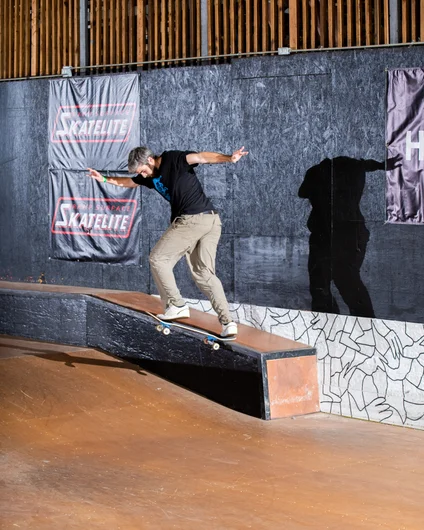 Here goes Eric skating switch again. Switch back tail down the hubba. Pretty sure that he is actually regular and fooling us all!!!
<!--harvestjam2022-->