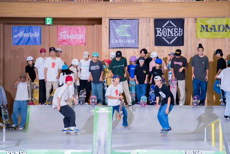 Imagine waiting your turn on the deck with this crew.

<!--damnamjapan2022besttrick-->