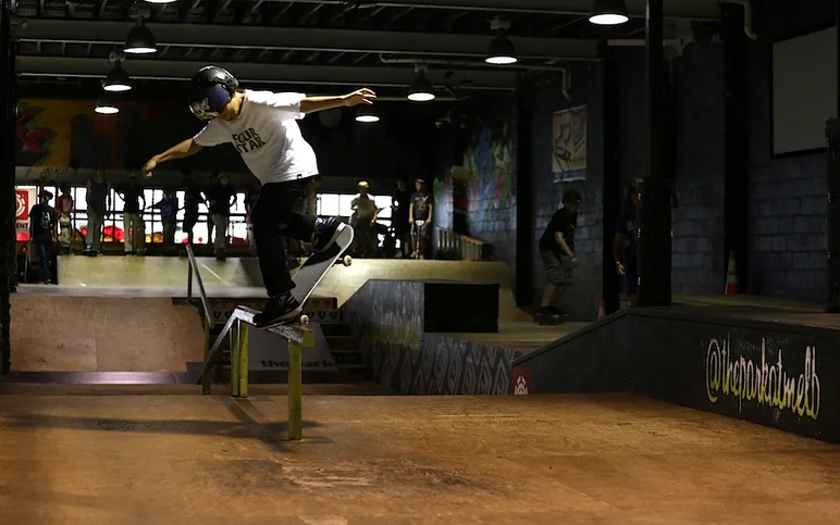 <!-- melbourne2013 -->

Sorry, Noel brothers, but I still can't tell you apart. I do know that this was a backside over crook, though.
