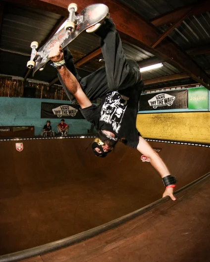 Lucha Libre going upside down for the crowd.


<!--goskate24-->