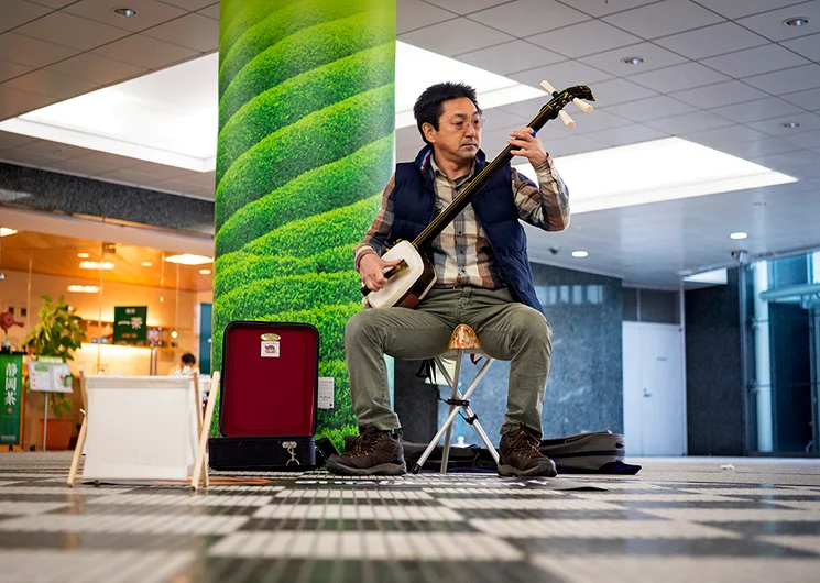 <!--ja19qualsphotos-->

Ran into this homie playing the Shamisen on way back from comp for the day.
