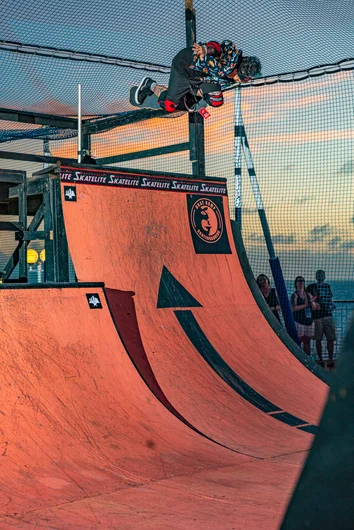 Sunset backside air from Hosoi

<!--floggingmollycruise23-->