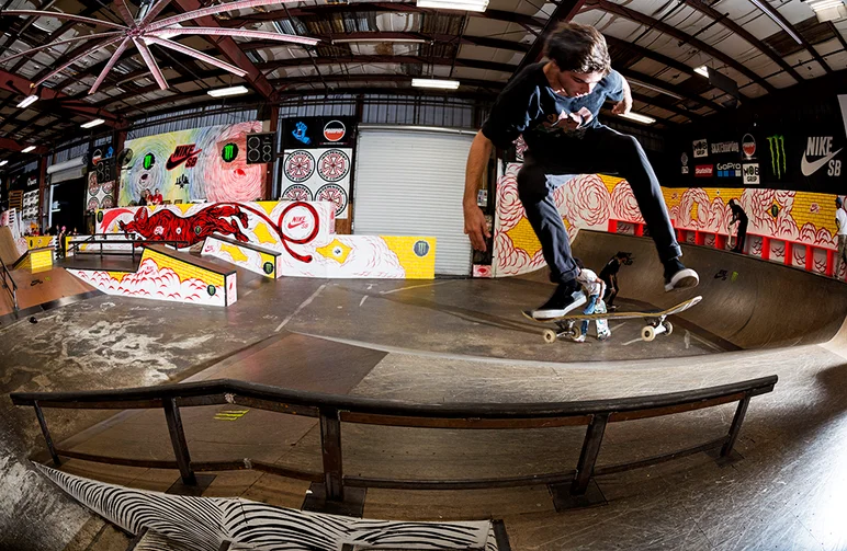 <!--am17thurs-->

Unknown soldier sneaks in a Kickflip Front Blunt, tell us your name we don’t know your name!!
