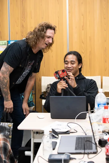 Sam showing Wade how to use a smartphone in 2023

<!--damnamjapan2023mensqualifiers-->