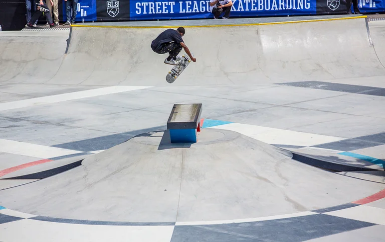 <!--17proopen-arcturo-->

Tyshawn	Jones - 360	flip	over	the	Volcano	Ledge.