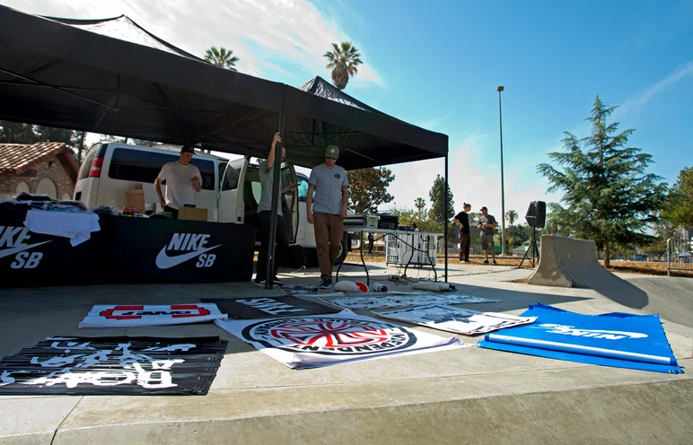 <!--dala15-->

First order of business: get these banners up to give thanks n’ praise to all the sponsors that make Damn Am possible…