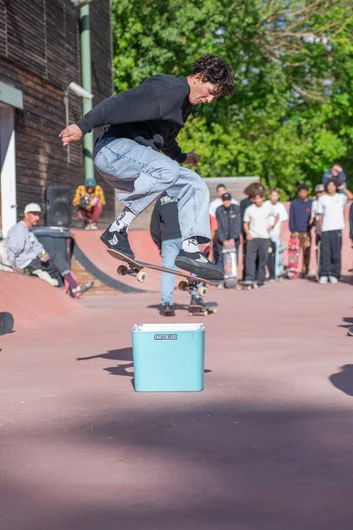 You know when a photo is a front three because the skater is twisted in the weirdest way.

<!--farnhigh2024-->