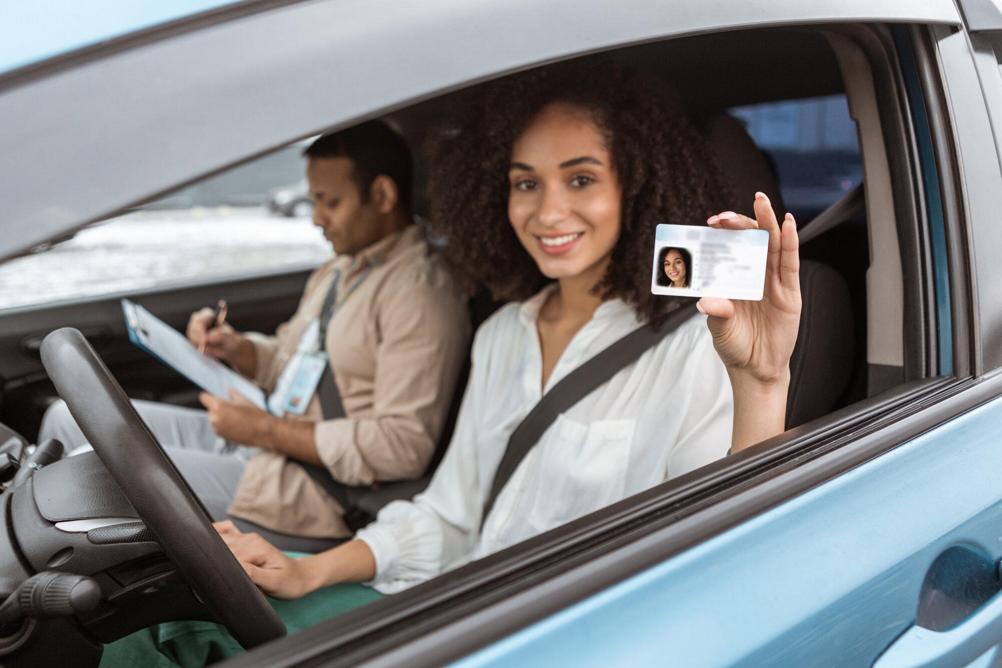 Una mujer con licencia de conducir en un automóvil.