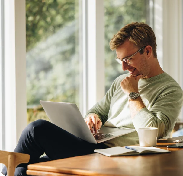 Mann schaut auf Laptop und findet Medizinisches Cannabis in Berlin über eine Apotheke
