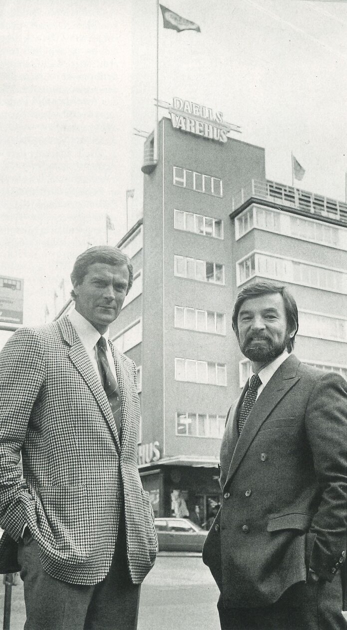 Grundlæggerne af Daells Varehus efterkommere Peter Daell Bjerrum og Kurt Daells foran Daells Varehus i Nørregade.