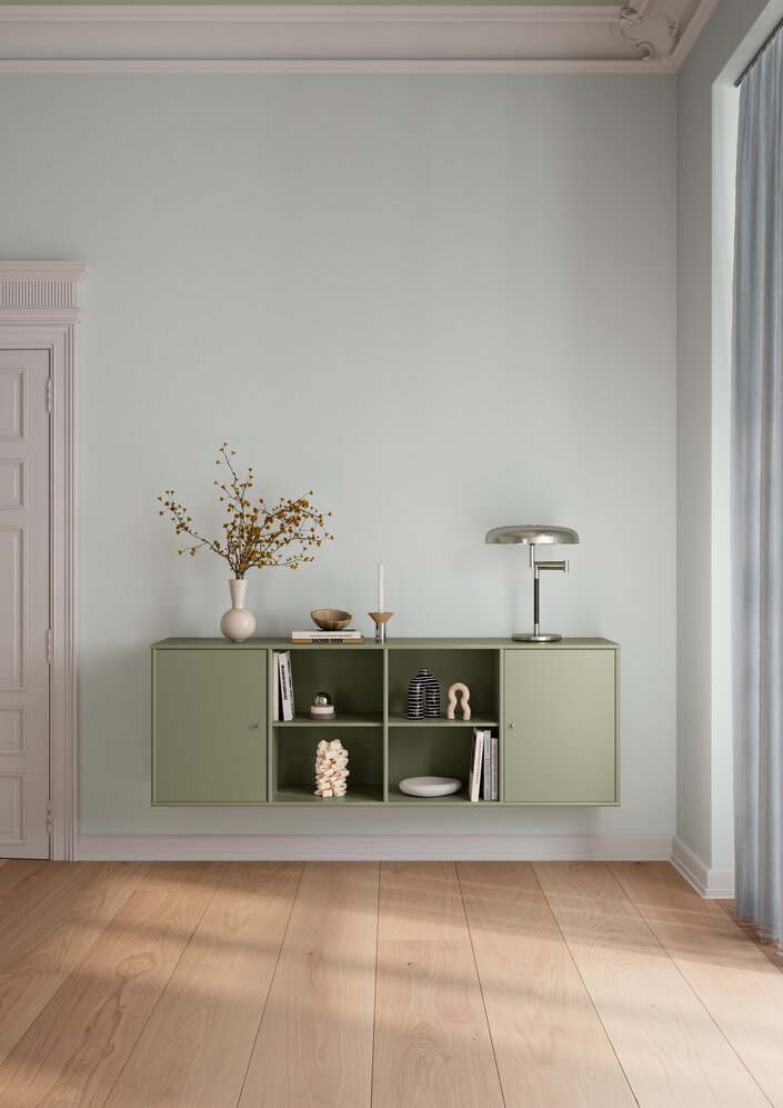 Væghængt olivengrønt skab med åbne hylder i elegant og moderne stue