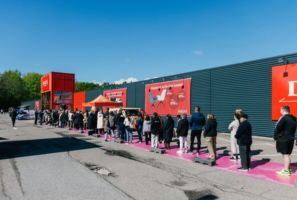 Folk står i kø på den lyserøde løber foran Daells Bolighus i Glostrup ved genåbningen i 2026.