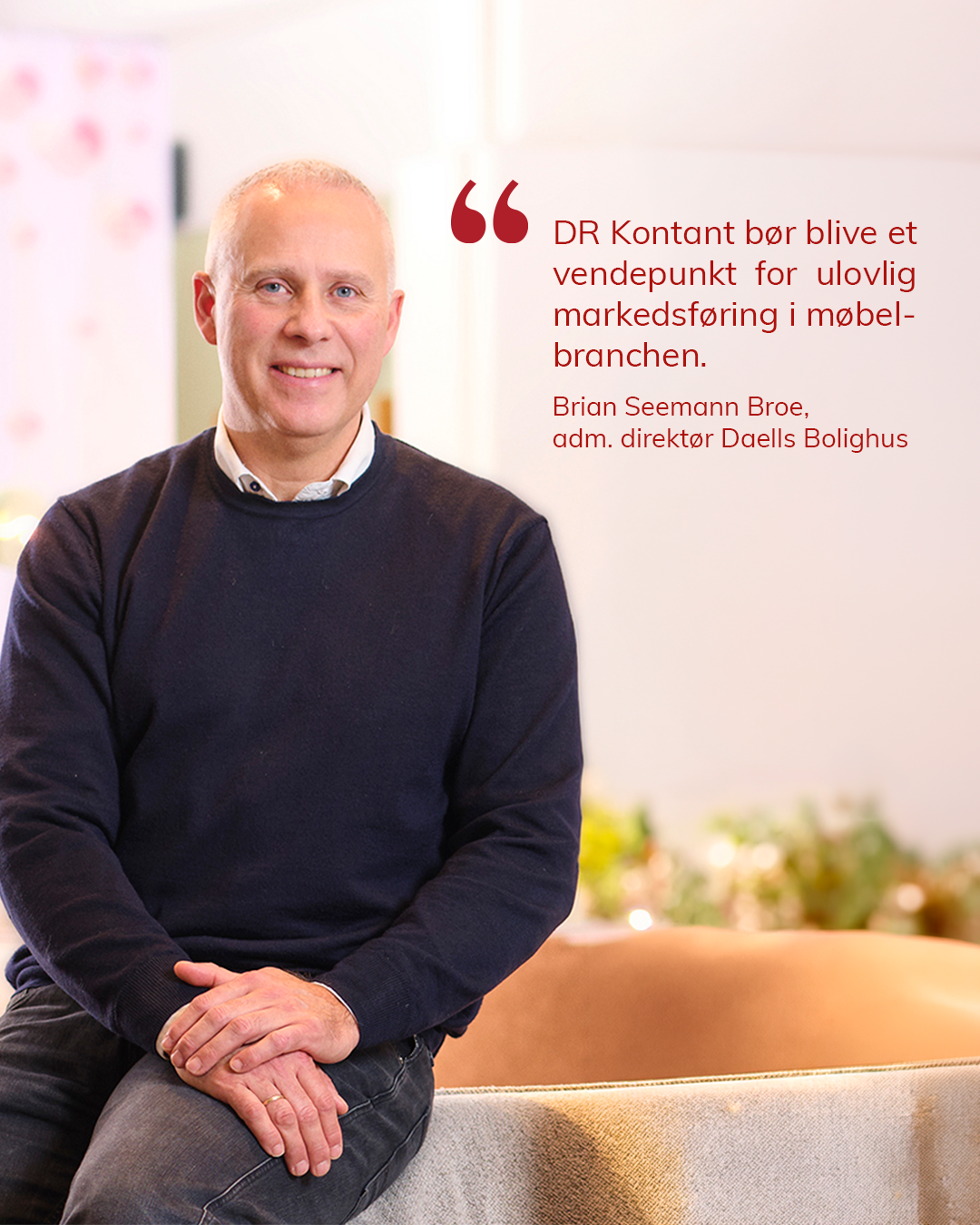 Adm. direktør i Daells Bolighus Brian Seemann Broe der sidder på en sofa med citat: "DR Kontant bør blive et vendepunkt for ulovlig markedsfæring i møbelbranchen."