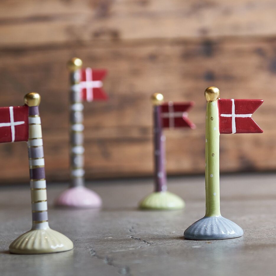 Flere keramik dannebrog flag samlet i forskellige farver og mønstre.