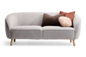 Lysegrå sofa med runde former omkring armlæn og med skrå egestræben. Pyntet med tre pyntepuder.