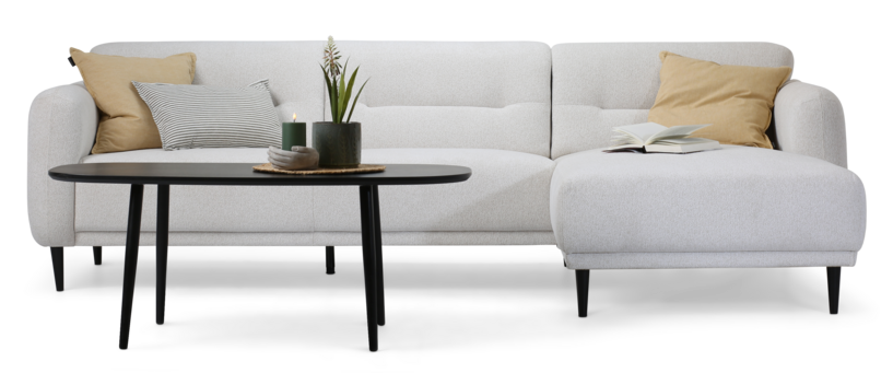 Halifax sofa med chaiselong i råhvidt møbelstof og pyntet med gule puder og sort sofabord