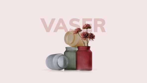 Tre farvede glasvaser i rød, grøn og gul med blomster, placeret på lys baggrund med teksten “vaser”.